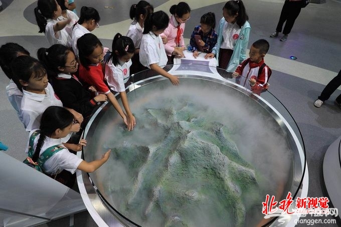 北京科学中心上午迎首批千名参观者 孩子们大呼过瘾[墙根网]