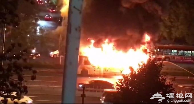 突发！东直门桥北300米一机场大巴着火 无人员被困伤亡[墙根网]