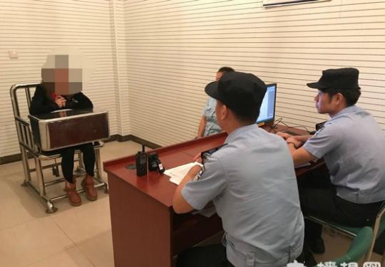 北京地铁一号线两女子起争执 一女子将另一人推下站台被拘留