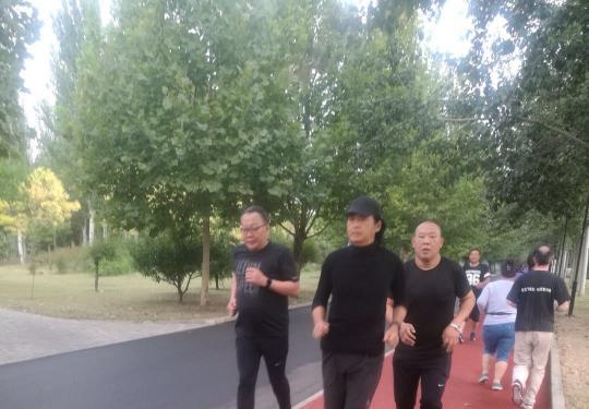网友偶遇朝阳公园周润发晨跑 为北电新生现场授课