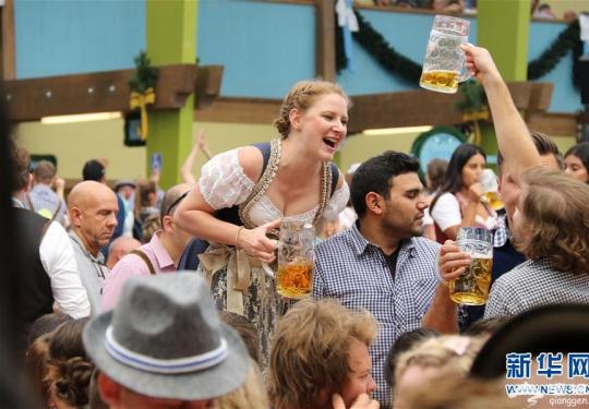 慕尼黑啤酒节开幕：预计迎来600万游客 啤酒价格顺势飞涨