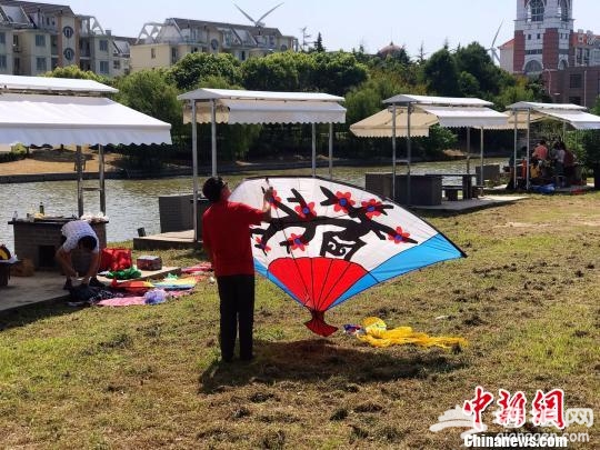 风筝爱好者正准备放飞风筝。　王子涛 摄