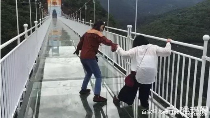 北京惊现几百米高的“会碎裂”网红玻璃桥 胆小还是别来了[墙根网]