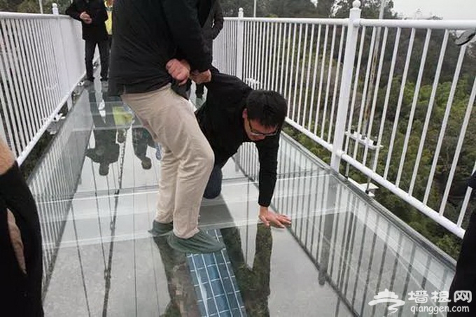 北京惊现几百米高的“会碎裂”网红玻璃桥 胆小还是别来了[墙根网]