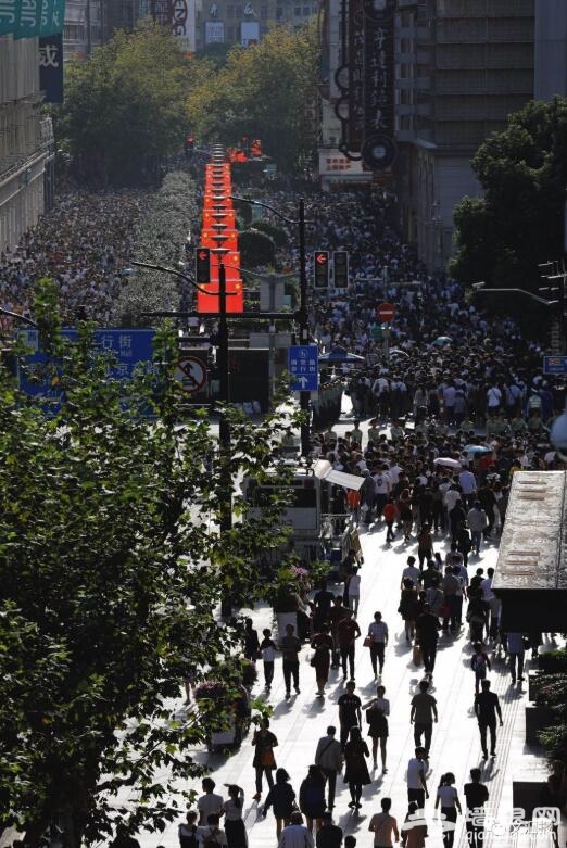 《上海南京路的武警》，每一帧都帅爆了！[墙根网]