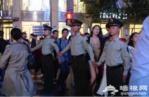 《上海南京路的武警》，每一帧都帅爆了！[墙根网]