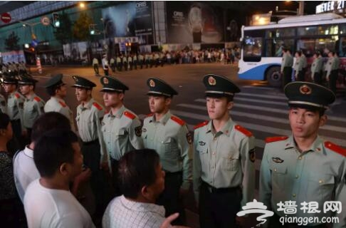 《上海南京路的武警》，每一帧都帅爆了！[墙根网]