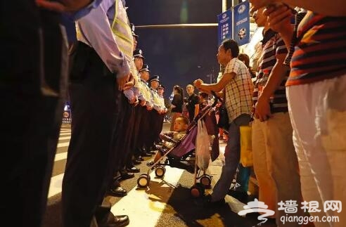 《上海南京路的武警》，每一帧都帅爆了！[墙根网]