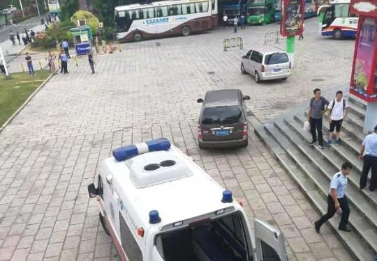 欢乐谷列车相撞:前车故障停车导致后车轻微追尾