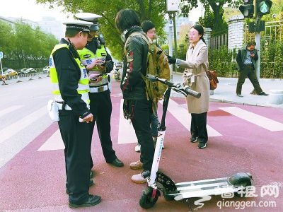 北京交警严查电动滑板车、平衡车违法上路将被罚款200元