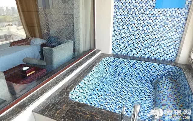 *599元抢温都水城·湖湾酒店东区标间/大床房1晚+温都水城两张两馆通票[墙根网]