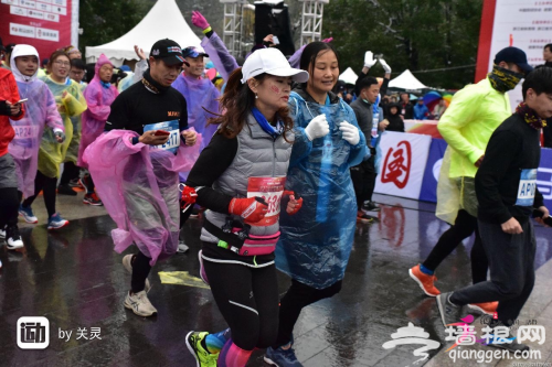 冰天雪地下的热力奔跑 2018诸暨西施马拉松西施故里开跑[墙根网]