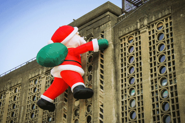 魔都圣诞新打卡地诞生 8米巨型爬墙圣诞老人亮相[墙根网]