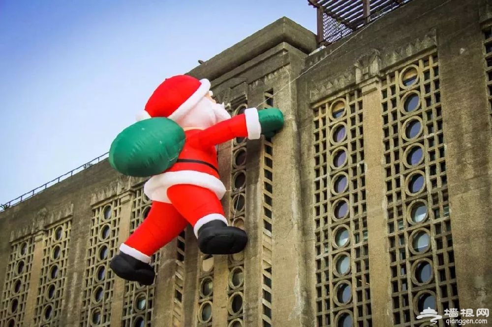 魔都圣诞新打卡地诞生 8米巨型爬墙圣诞老人亮相[墙根网]