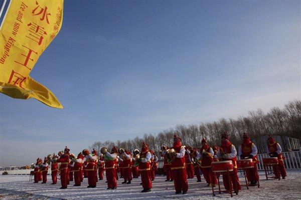 2018首届沽源冰雪文化节在沽源天鹅湖开幕