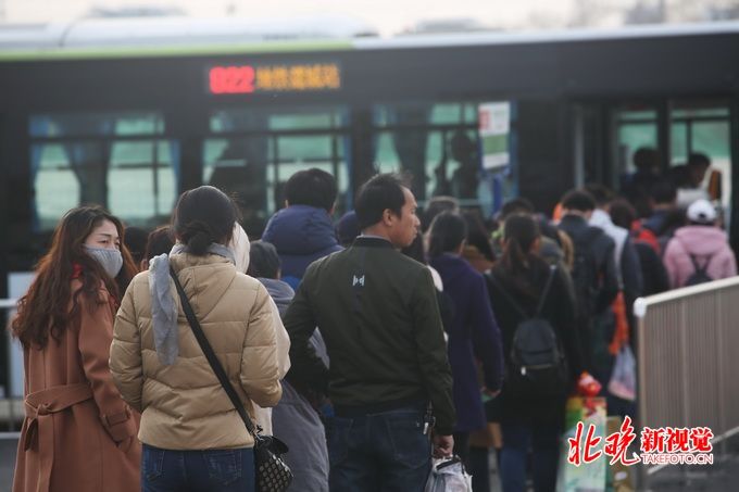 为接驳地铁新线 周日起北京25条公交线路发生调整[墙根网]