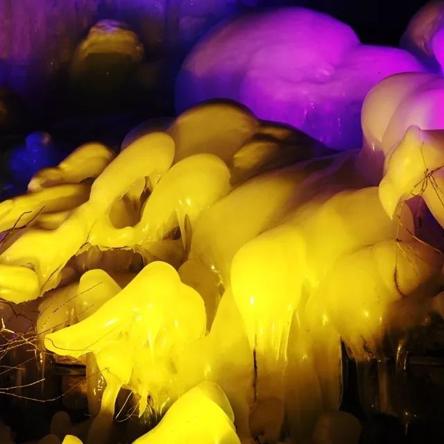 2019北京金水湖冰瀑节开幕 30000平米彩色冰瀑美如画