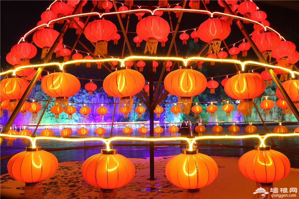 2019北京金水湖冰瀑节开幕 30000平米彩色冰瀑美如画