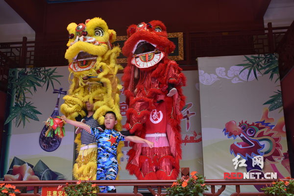 现场的包粽子活动吸引市民参与。