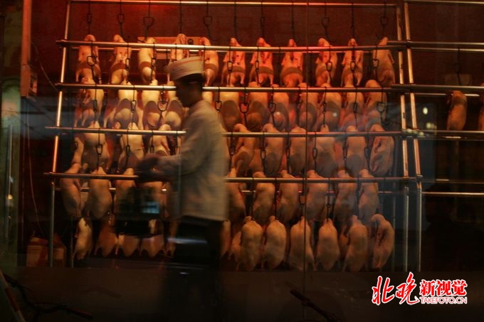 北京烤鸭下月起施行统一标准 此后鸭头也要装盘[墙根网]