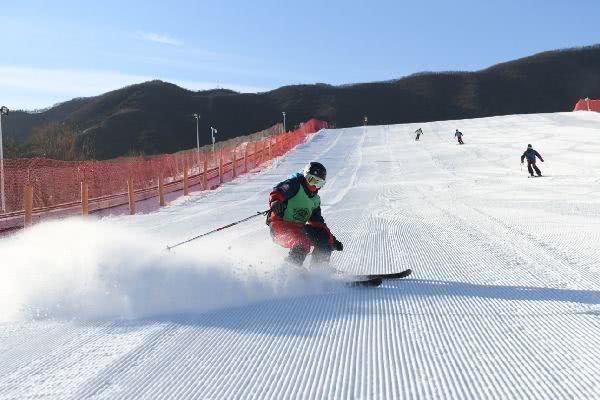 温泉冰雪体育公园 离城区最近的滑雪场开业了，就在西山脚下！[墙根网]