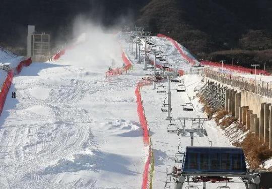 温泉冰雪体育公园 离城区最近的滑雪场开业了，就在西山脚下！