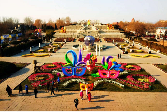北京世界公园“新年花灯大拜年”炫彩缤纷[墙根网]