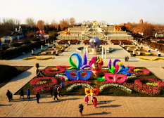北京世界公园“新年花灯大拜年”炫彩缤纷