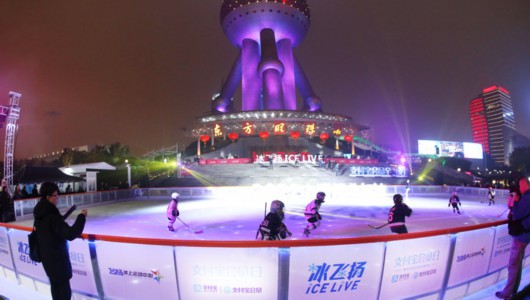 东方明珠脚下惊现上海首个户外真冰冰场