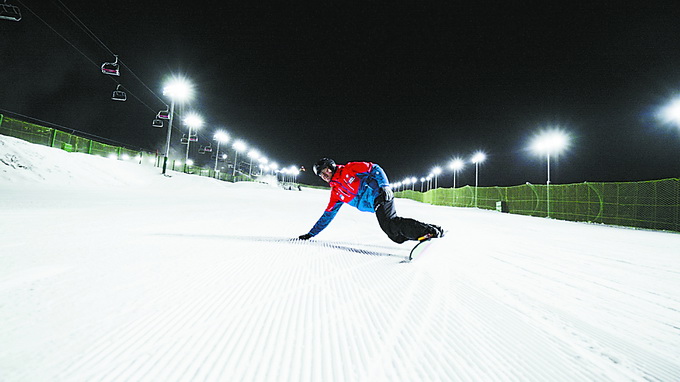 北京多家滑雪场开放夜场，从雪道上飞驰而下，感受极致浪漫[墙根网]