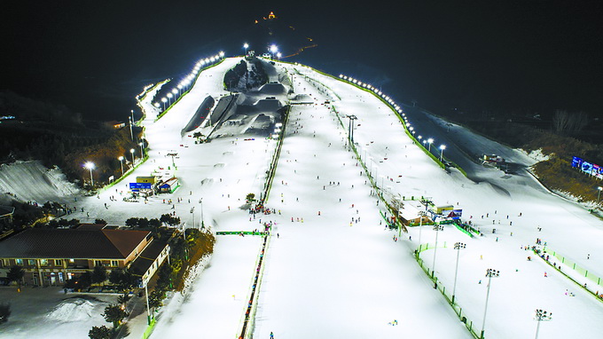 北京多家滑雪场开放夜场，从雪道上飞驰而下，感受极致浪漫[墙根网]