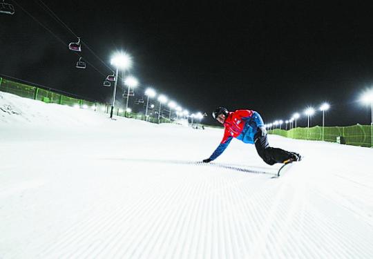 北京多家滑雪场开放夜场，从雪道上飞驰而下，感受极致浪漫