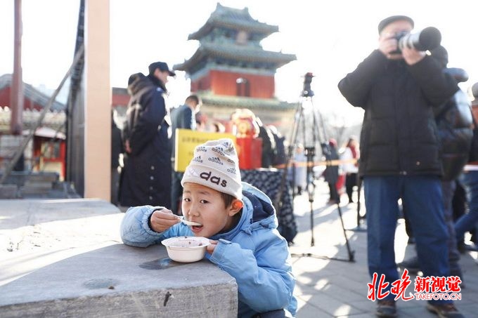 北京东岳庙煮腊八粥分赠四邻 市民：尝一口粥，这年就不远了[墙根网]