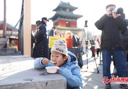 北京东岳庙煮腊八粥分赠四邻 市民：尝一口粥，这年就不远了
