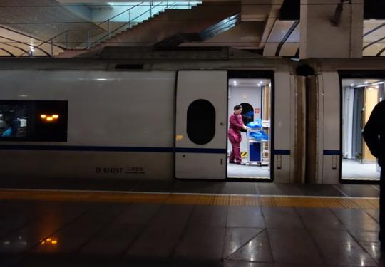 坐高铁不用提前买饭了？途中扫码就能订，30分钟内就送到