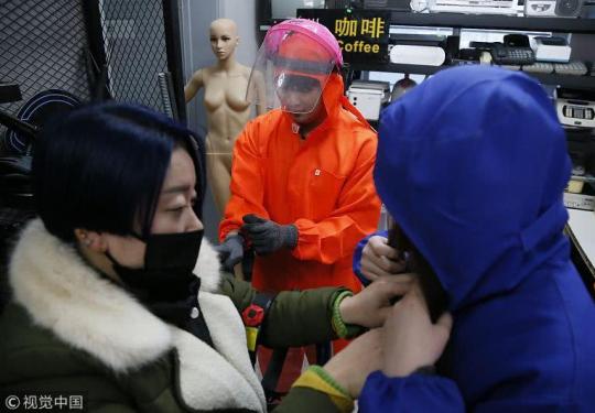 北京798发泄屋交158块钱随意打砸 有人砸1小时仍不停手