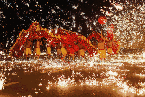 来北京欢乐谷解锁春节新玩法，百艺闹春最是中国年，门票买一送一