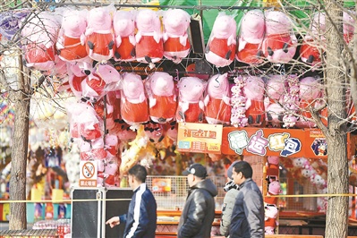 北京朝阳国际风情节 佩奇发卡头上戴 猪福剪纸“非遗”功