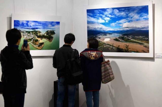 巨幅裸眼3D！“航拍中国”摄影图片展亮相北航艺术馆[墙根网]