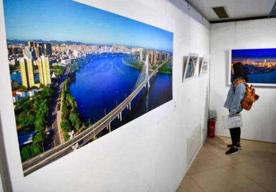 巨幅裸眼3D！“航拍中国”摄影图片展亮相北航艺术馆