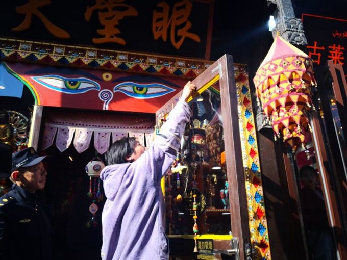 北京什刹海景区“老北京”扎堆，又有7块违规牌匾被查处[墙根网]