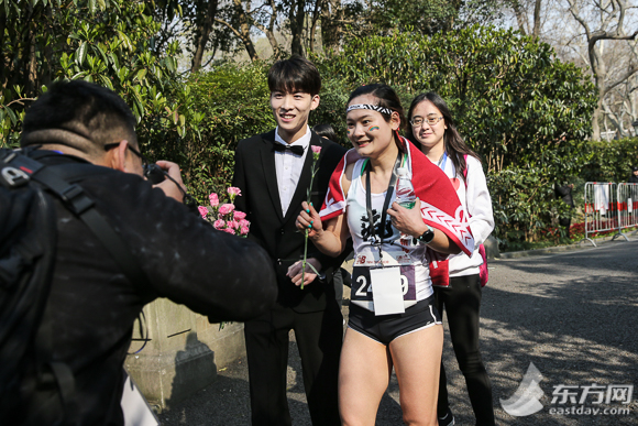 上海女子半马赛粉红开跑 特色赛后服务获点赞[墙根网]