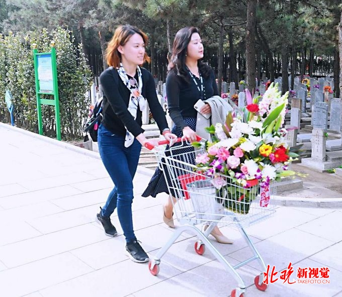 北京八宝山人民公墓推出34项便民服务 今年主推这两种安葬方式[墙根网]