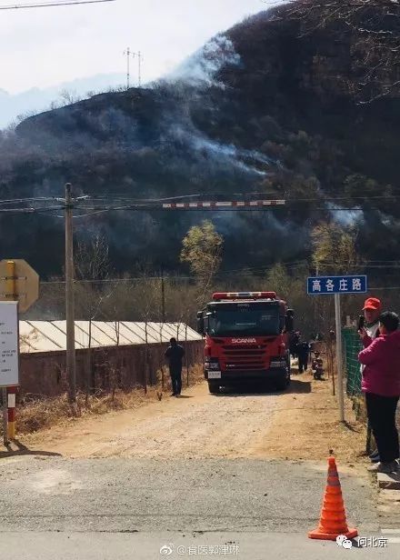 突发！密云平谷交界处山林起火，火借风势，浓烟滚滚[墙根网]