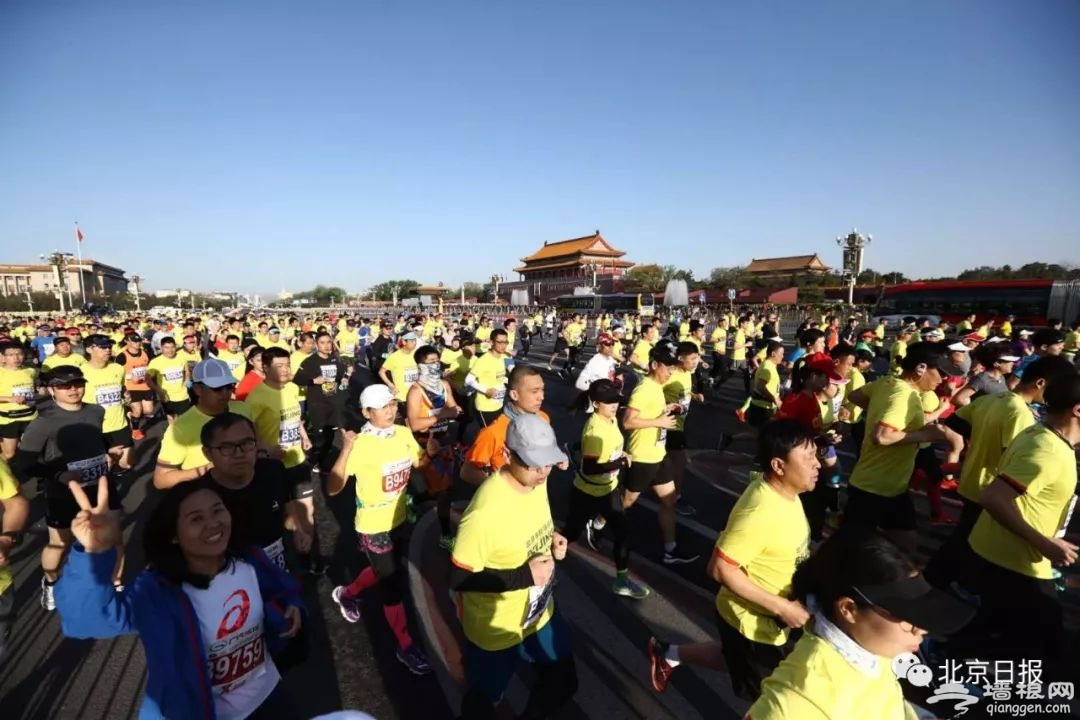 刚刚！两万人一路向北，北京半程马拉松鸣枪起跑[墙根网]