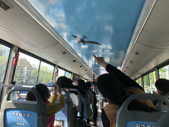 首列恐龙主题巴士，巡游北京城[墙根网]