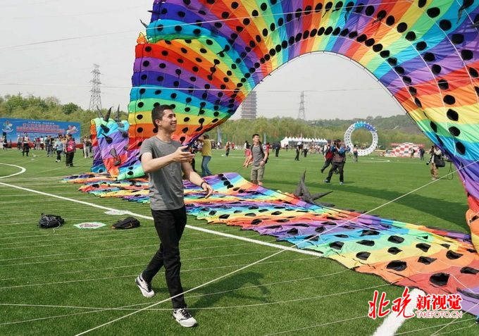 “五四青年节”百年纪念日 第七届北京国际风筝节开幕[墙根网]