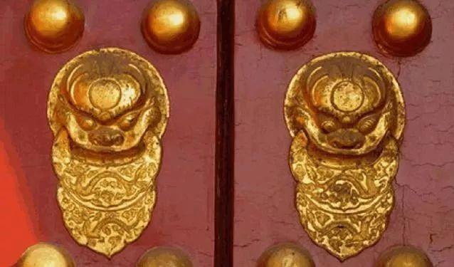 紫禁城大门中，唯有东华门的门钉是八纵九横72颗，为何少9颗？