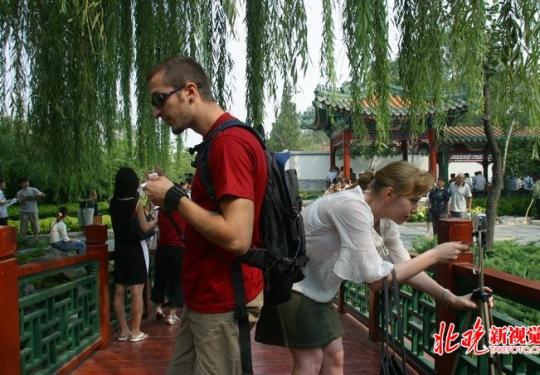 北京国际青年旅游季开幕，外国青年三大主题游北京，体验京剧功夫