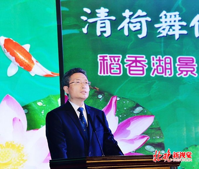 稻香湖景第六届荷花节开幕 游客可滑冰纳凉、乘船、赏荷、品美食[墙根网]